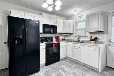 Image de Experience Rustic Charm: Stay at Trestle Creeks Original Farmhouse with Vrbo!