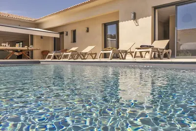 Image de Villa Vignarella, de standing, prestations haut de gamme, avec piscine et grand jardin
