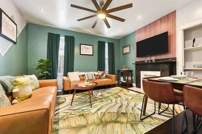 Image de ★HostWise Stays★ Off Street Parking, Walk to Hospitals + Great Food