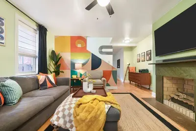 Image de ★ HostWise Stays ★ Retro-vibes home, just minutes from stadiums!