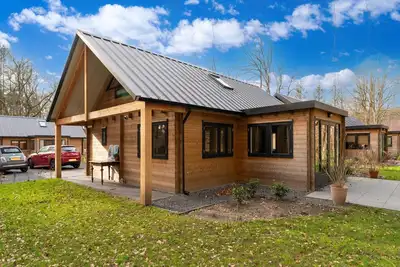Image de Belle maison en bois à la lisière de la forêt