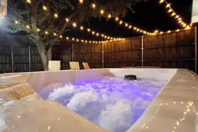 Hot Tub 🏝~ Large Groups 🍿~ Centralized Location 📍