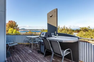 Image de Lake views on Lakewood - Spacious, family home