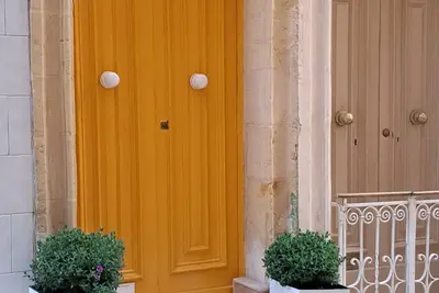 Image de small house refurbished but it still holds some traditional and modern look