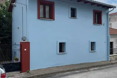 Image de Maison entière avec cour privée.