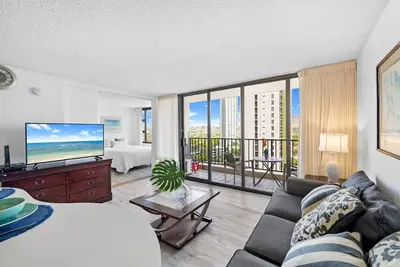 Diamond Head Views | Pool + 5min to Beach