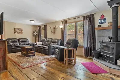 Image de Blue Pine Retreat! Hot Tub! Pet-friendly! Views!