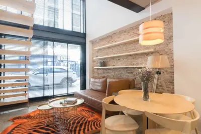 Image de Loft duplex de style industriel conçu pour 3 personnes.