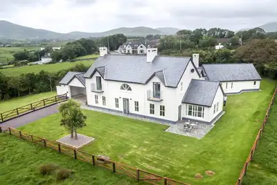 Image de Country Setting in the Middle of Dingle Town.