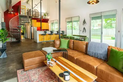 Image de Unique; Modern; Spiral Staircase; Loft; Near Iu; Whirlpool Tub; Natural Light