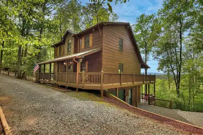 Image de Beautiful mountain view at this Ellijay, pet friendly cabin with a hot tub, firepit and tons of deck space! WiFi too