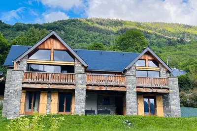 Image de luxueux chalet vue sommets 360°, 5 chambres, cheminée.
