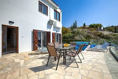 Image de 3 bed villa with pool & walk to beach of Pissouri Bay