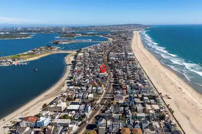 Image de 9 Bedrooms-7 Bath-2 Kitchens-Parking-Sleeps 22!