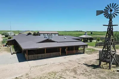 Image de Comfy, quiet rustic lodge with game room, bar, dining room & full Xl kitchen