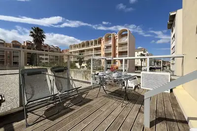 Image de Appartement rénové avec 2 pièces et parking privé à Gruissan, proche plage du Grazel