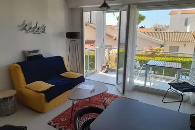 Image de Appartement T2 à 300m du marché - Balcon, cuisine équipée, chambre confort, idéal vacances.