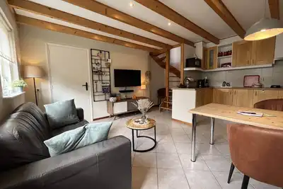 Image de Compact apartment with sunny terrace and extra toilet on bedroom floor.