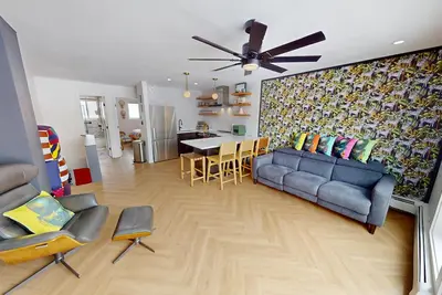 Image de Amazing Updated Unit! Big Yard. Walk to Concerts, Marina, Parks, Dining