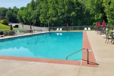 Image de Ground level condo with pool and wifi