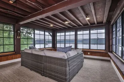 Image de New! 2 bedroom with magnificent lake views!