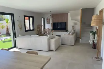 Villa d architecte neuve, orientée sud, située en face du golf du Cap d'Agde