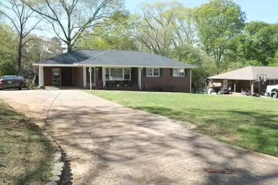 Image de Experience Griffin charm, just a quick 12-min drive to Atlanta Motor Speedway