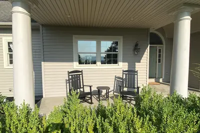 Image de Spacious home a short walk from our Restaurant & Golf Course. Beautiful views!