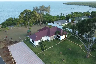 Image de Three Bedroom Beachfront Villa, Ocean view with Swimming pool and Kitchen