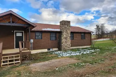 Image de Cozy  home located on 10 acres with a pond for fishing and kayaking.