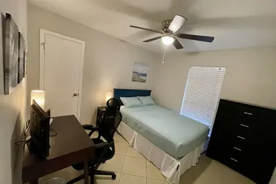 Image de New Fully Renovated cozy home! Prime location, family friendly. Book now!