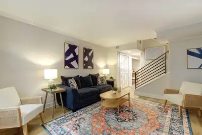 Image de Charming 2-bedroom Condo with Ac and WiFi in beautiful downtown Savannah.