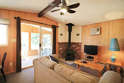 Image de \"Off the hook\" Lakeside - Boat Rentals on site!