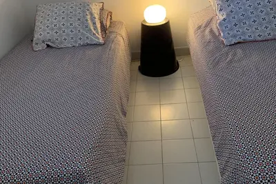 Image de T2 bord de mer résidence privée parking, grand jardin. Plage 6mns à pied