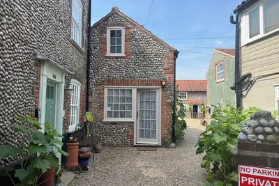 Image de 1 double bedroom Bolthole in Blakeney. Pretty “Jollyboat Cottage” Close to Quay.