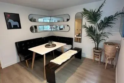 Image de \"Petite Main Street Haven! ”