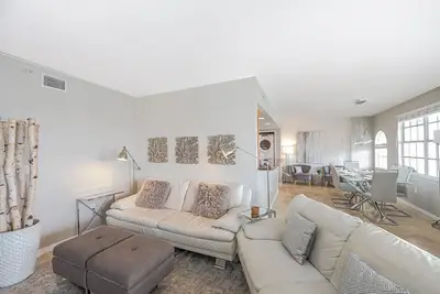 Image de 5-Star Location! | Walk to Beach/Rest/Shops