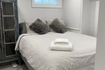 Image de 2 Bedroom Downtown Whitby with Sauna. Walking distance from bars & restaurants