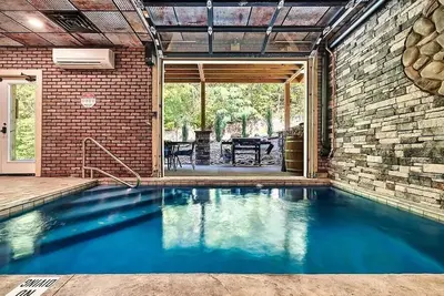 Image de Sweet November Cabin~Indoor Salt Pool-Fireplaces-Hot Tub-Copper Tubs-Ev Charger