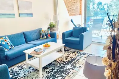 Image de Beautifully presented 2 bedrooms apartment with a pool and garden view.