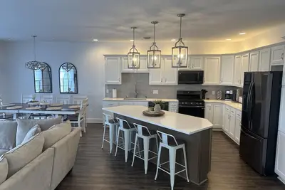 Image de Newly Built condo - premium features, game room, firepit, short walk to village