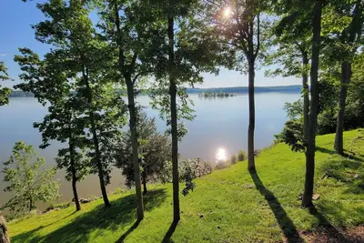 Image de Lakeshore Cottage in Cadiz, Ky has waterfront panoramic views of Lake Barkley!