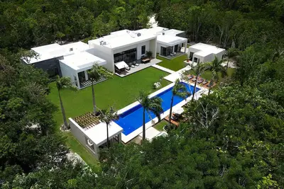 Image de Luxury in Nature- pickleball, large Pool & Beach steps away
