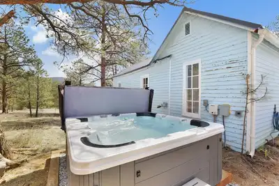 Image de Adorable 1898 Cottage with Hot Tub | Dog Friendly