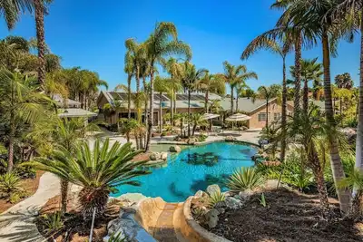 Image de Oasis Resort w\/ private heated pool, water slide, hot-tub, mini golf, firepit