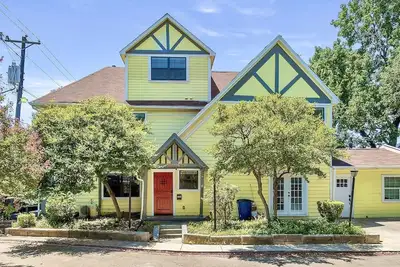 Image de Charming Historic Yellow House in Gated Community - Perfect Dallas Getaway