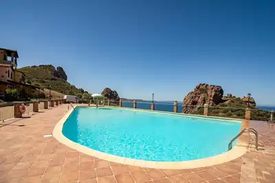 Villa 'Perla E Conchiglie Tancapiras' avec piscine partagée, Wi-Fi et climatisation