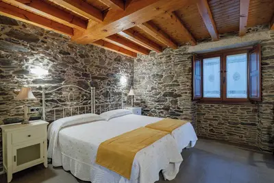 Image de Appartement \"Adega\" chambre intérieure, avec une fenêtre donnant sur un porche intérieur