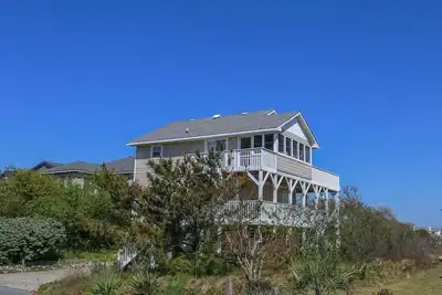 Image de Sandzabar - Oceanside in Corolla, 4 bed, 2 bath, hot tub, close to beach and shopping