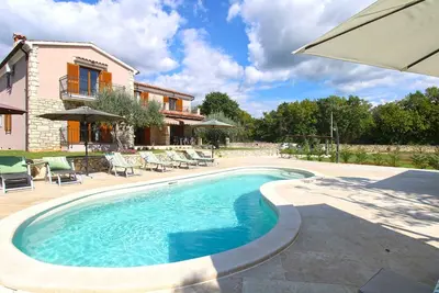 Image de Villa avec piscine, aire de jeux pour enfants et salle de fitness